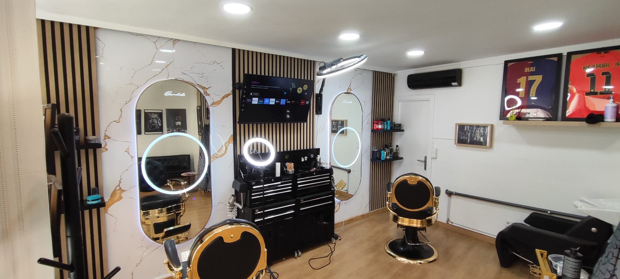 Sillas, espejos y herramientas de Andrew Salon