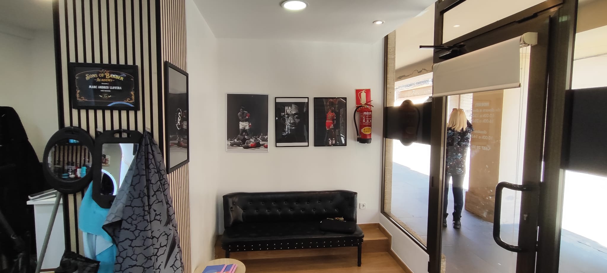 Zona de espera y entrada de Andrew Salon